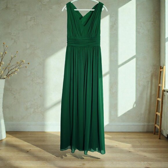Elegant, Custom-made, Emerald Green Chiffon Evening Gown – Size 10/12 - Picture 1 of 10